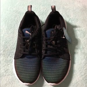 Pumas tennis shoes for women’s